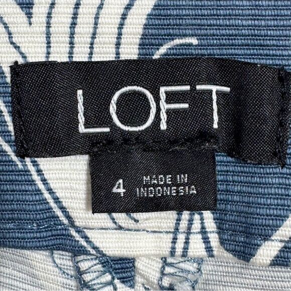 Loft Floral Peacock Bird Ruffle Pocket Riviera Chino Shorts Blue White Size 4 - Picture 8 of 13